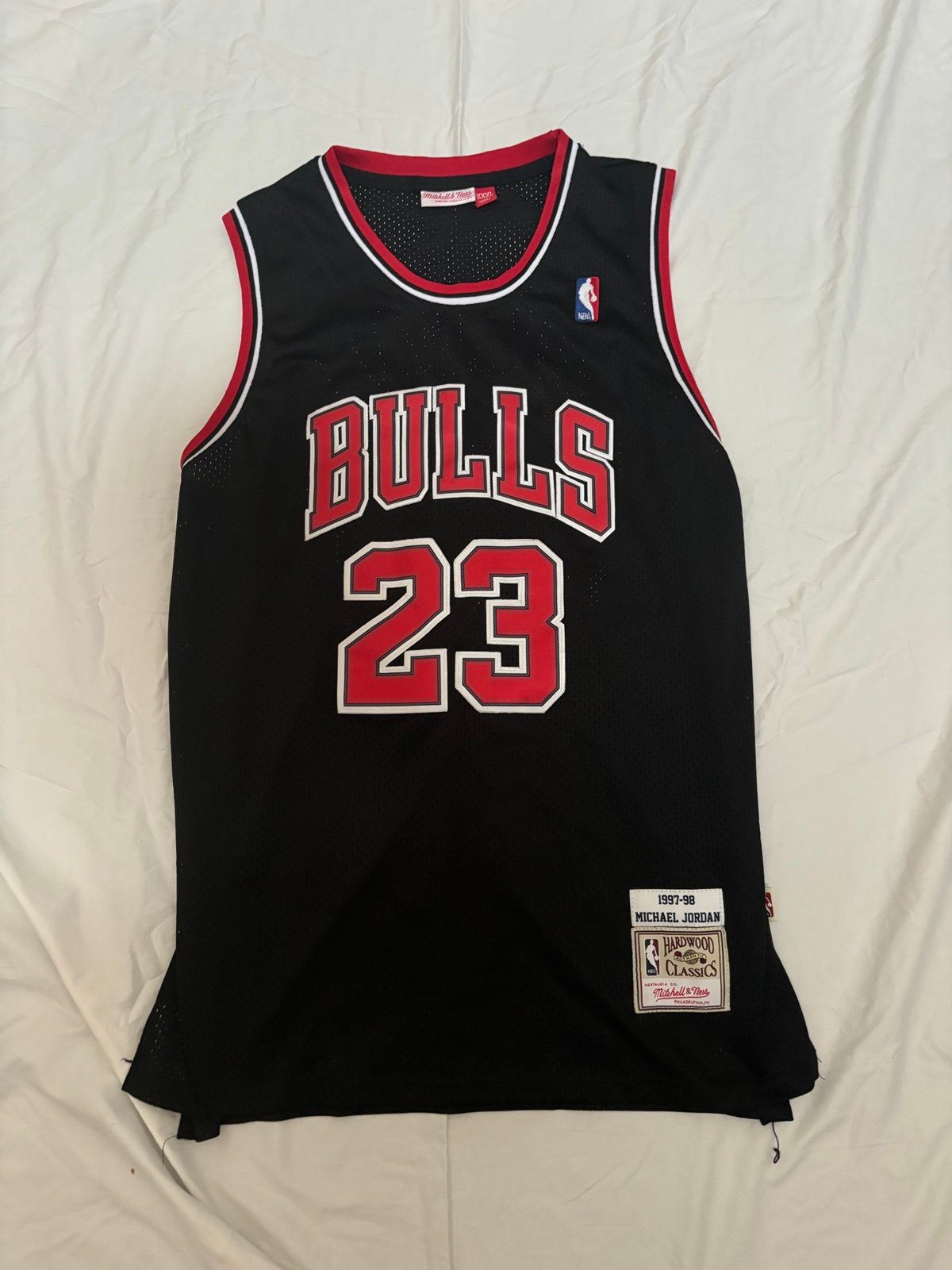MITCHELL & NESS CHICAGO BULLS MICHAEL JORDAN #23 1997-98 HARDWOOD CLASSICS BLACK ALTERNATE JERSEY.